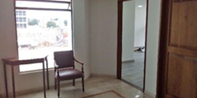 Oficina en venta en Bogotá, ubicada en el barrio Potosí, Cundinamarca. Ideal para establecer su negocio, esta oficina de 38 m² cuenta con un baño y cocineta, ofreciendo un espacio funcional y bien iluminado. Se encuentra en un sector comercial estratégico con facilidad de acceso. El inmueble dispone de vigilancia, brindando mayor seguridad. Con 30 años de antigüedad, mantiene su atractivo en una zona dinámica. Precio de venta: $250.000.000. Para más información o coordinar una visita, utilice las opciones de WhatsApp, quiero que me contacten o ver teléfonos.