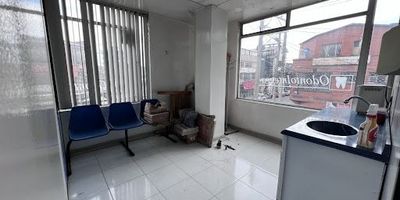 Estás buscando un sitio para INVERTIR, te presentamos este magnífico local comercial, totalmente libre y al día en impuestos y documentación, cuenta con bodega, oficina y baño privado. Gran espacio, muy buena ubicación, pues se encuentra sobre la carrera 30 a unas cuadras de la calle 72 y para acceder a la zona se puede llegar por  Transmilenio, SITP o transporte público. LOCAL RENTANDO, APTO PARA INVERSIONISTAS. ESQUINERO EXTERIOR, MUY BIEN UBICADO, SOBRE LA CARRERA 30, ILUMINACIÓN NATURAL.