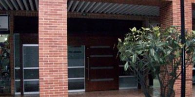 Local remodelado ubicado en zona central de la ciudad con diseño urbanístico, tiene parqueaderos públicos en sótano de parqueo y baños públicos. Queda cerca de zona comercial y vías de acceso