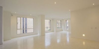 Apartamento remodelado duplex, tiene estudio, sala de estar familiar, muy bien iluminado ubicado en sector exclusivo de la ciudad, tiene 3 garajes.