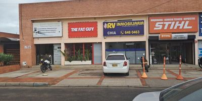 Local muy bien ubicado, con amplia zona de parqueo. Está ubicada al costado sur-occidental de la  Glorieta sobre Ave Pradilla, rumbo hacia Chia. Tiene un área de 58 mts2. El local cuenta con un mezanini, donde hay dos oficinas y un baño. 
Inversion:  Actualmente está arrendado por $2.800.000 mas la administración.