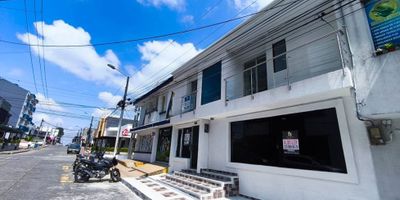 EL VALOR DEL CANON ES DE $ 6.000.000 MAS IVA

¡Oportunidad de Alquiler! Casa Comercial en el Sector Popular Modelo – Pereira

Se arrienda amplia casa comercial totalmente remodelada, ubicada en el sector Popular Modelo, una zona estratégica y de alta oferta comercial en la ciudad de Pereira, ideal para empresas, oficinas corporativas, centros de servicios, consultorios, coworking, entre otros.

La propiedad cuenta con:


 
 8 espacios independientes (oficinas, salas de trabajo o consultorios), con aire acondicionado en la mayoría de ellos, garantizando confort y productividad.
 
 
 4 baños funcionales, distribuidos para mayor comodidad del personal y visitantes.
 
 
 2 cocinetas, perfectas para uso del equipo o adecuación de zona de cafetería.
 
 
 Acabados modernos y excelente iluminación.
 
 
 Espacios versátiles y bien distribuidos, adaptables a diferentes tipos de negocio.
 


Ubicada en un sector altamente transitado, con fácil acceso a transporte público, cerca de comercios, bancos, restaurantes y otras zonas de interés empresarial.

Ideal para: Oficinas administrativas, consultorios médicos o psicológicos, empresas de tecnología, agencias de publicidad, call centers, centros de formación, entre otros.
