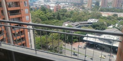 Apartamento en arriendo en Castropol, Medellín, Antioquia. Este inmueble de 82 m² construidos ofrece 3 habitaciones y 2 baños, ideal para vivir en un sector consolidado. Incluye 1 parqueadero. Su excelente ubicación facilita el acceso a servicios y puntos de interés en la ciudad. El canon de arriendo es de $3.800.000. Conozca este apartamento en arriendo en Medellín. Consulte opciones de whatsapp, quiero que me contacten o ver teléfonos.