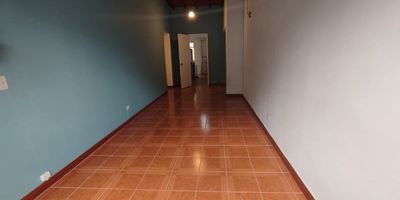 Se arrienda apartamento en San Joaquín! Descubre este encantador apartamento en arriendo, ubicado en uno de los sectores más apetecidos de Medellín, reconocido por su ambiente tranquilo, su cercanía a todo y su excelente conexión con el resto de la ciudad.Con 73 m² muy bien distribuidos, el apartamento ofrece 2 amplias alcobas, 2 baños completos, una acogedora sala-comedor y una cocina funcional equipada con horno, ideal para quienes disfrutan de los espacios prácticos y cómodos. También cuenta con zona de ropas independiente y citófono para mayor seguridad y comodidad.Su excelente iluminación natural y ventilación le dan un ambiente cálido y agradable durante todo el día.La ubicación es inmejorable: a pocos pasos de la Universidad Pontificia Bolivariana (UPB), el Centro Comercial Unicentro, la Avenida 70, supermercados, restaurantes y con excelentes rutas de transporte público, incluyendo fácil acceso al Metro de Medellín.¡Vive en el equilibrio perfecto entre comodidad, ubicación y ca