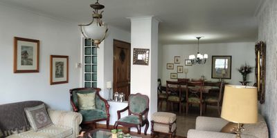 Apartamento en venta en unidad cerrada ubicada en un sector residencial, entorno tranquilo, con fácil acceso y salida a vías principales y rutas de transporte público, cerca a centros comerciales, supermercados, restaurantes y gran variedad de servicios complementarios de la zona. Cuenta con piso en mármol y madera, sala comedor, 3 alcobas con baño en la principal, cocina integral cerrada, alcoba y baño de servicio, balcon y parqueaderos paralelos cubiertos . Conjunto cerrado con ascensor,  parques infantiles, zonas verdes, vigilancia y portería 24 horas y circuito cerrado de tv. inmuebles sujetos a verificacion de disponibilidad
