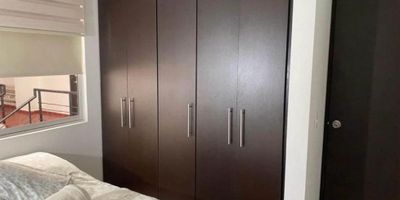 Apartaestudio en Venta en Campohermoso, Manizales

Oportunidad de inversión en el corazón de Campohermoso. Este apartaestudio de 35 m2 es ideal para inversionistas por su alta y constante demanda de arrendamiento, lo que garantiza una excelente rentabilidad.

 

Descripción de la propiedad

Ubicado en un cuarto piso, el apartaestudio cuenta con una habitación, un baño y un espacio funcional para sala o comedor. La cocina es semi integral y dispone de un espacio de ropas independiente con calentador a gas.

Actualmente se encuentra arrendado, generando una renta mensual inmediata para el comprador. Es importante tener en cuenta que el edificio no cuenta con ascensor ni parqueadero.

 

Descripción del entorno y acceso

Su ubicación estratégica sobre la avenida principal de Campohermoso le da acceso directo a una amplia oferta comercial y de servicios. La zona cuenta con cercanía a universidades, parques y un excelente servicio de transporte público.

 

Contáctanos

Si buscas una propiedad con rentabilidad comprobada, escríbenos a nuestro WhatsApp para conocer más detalles. Aprovecha esta gran oportunidad de inversión en Manizales.


 
