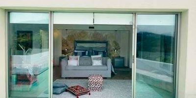 Casa en la Calera muy bien ubicada, dúplex, tiene buena iluminación, tiene cinco habitaciones, cuatro baños, antejardín, balcón, vista a la ciudad. La propiedad tiene cuarto de escoltas, conjunto de 55 casas con cancha de tenis, parque infantil, lagos, planta de tratamiento, cancha de futbol y zona BBQ.