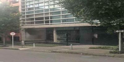 Oficina ubicada en sector empresarial al norte de Bogotá muy iluminada y remodelada, el edificio tiene salón de reuniones y sala de fumadores, tiene dos parqueaderos