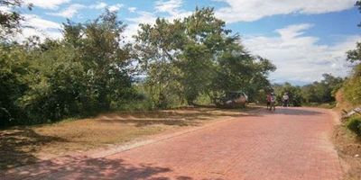 Lote en condominio y maravilloso club de Peñalisa, costado nororiental del condominio. Colinda con condominios muy exclusivos.