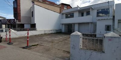 En venta en Chía, Cundinamarca, Casa Lote ubicada en el barrio San Luis. Esta propiedad en zona urbana ofrece una amplia área construida y privada de 700 m², ideal para proyectos de inversión o desarrollo. Cuenta con 1 habitación, 1 baño y servicios públicos instalados. Con 64 años de antigüedad, representa una gran oportunidad para adquirir un inmueble con amplio terreno en Chía. Es una opción valiosa para quienes buscan una casa con potencial en la ciudad. ¿Interesado en esta casa en Chía? Contáctenos para más detalles por WhatsApp, ver teléfonos o la opción quiero que me contacten.
