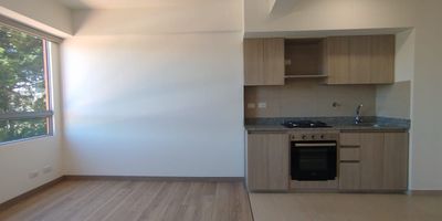 Se arrienda moderno apartaestudio en el municipio de Rionegro, barrio El Porvenir, en la unidad cerrada Vivari, ubicada frente al Centro Comercial San Nicolas y el Exito. Su ubicacion es estrategica, con acceso directo a la via hacia el Aeropuerto Jose Maria Cordova y el Tunel de Oriente, lo que garantiza excelente conectividad. Ademas, esta cerca de hospitales, colegios y supermercados, lo que lo convierte en una opcion ideal para vivir con comodidad. El apartamento cuenta con espacios bien distribuidos, excelente iluminacion natural y acabados contemporaneos. La unidad ofrece seguridad 24 horas, zonas comunes, juegos infantiles y areas verdes para el disfrute de toda la familia. Un lugar ideal para tu nuevo hogar!