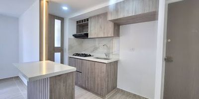 Apartamento en arriendo en Medellín, barrio Calasanz, con 2 habitaciones, 2 closet, 1 closet de linos, sala comedor, cocina integral, 2 baños completos, zona de ropas, estudio, red de gas, calentador y ascensor.

La unidad ofrece portería 24 horas, circuito cerrado de televisión, piscina, gimnasio, salón social, parque de niños, cancha múltiple y zonas verdes. Excelente ubicación cerca de la Avenida 80, Mall Santa Ana, colegios, iglesia y con buen acceso a transporte público. Contáctanos en Epicasa.