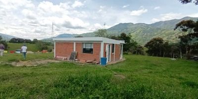 ¡Descubre el Oasis Perfecto en Barbosa!  ¿Buscas escapar del ajetreo de la ciudad y encontrar tu propio paraíso personal? Te presentamos este impresionante lote de 2940 m2 en la Vereda Popalito, Barbosa. Este refugio de tranquilidad cuenta con todo lo que necesitas para disfrutar de una vida plena y relajada. ubicado a solo 20 minutos del parque principal de Barbosa Antioquia, ubicada en una parcelación pequeña de 11 lotes, cuenta con energía de EPM, agua veredal potable tratada, ubicada estratégicamente cerca de un centro recreativo, el acceso es fácil y cómodo la mayoría del trayecto es en placa huella en muy bien estado y solo 300 metros en camino destapado pero en excelente estado. Cuenta con una construcción pequeña que esta nueva del 2024, sin embargo es un espacio pequeño que puede ser muy aprovechable, tiene 62.8m3 de construcción, una sola alcoba, un baño sencillo y enchapado, cocina integral, sala comedor, salidas y espacio para otro baño, espacio para un closet, pero el terr