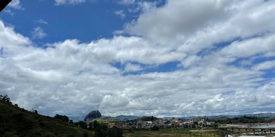 Apartamento de 64 m2 para estrenar en exclusivo edificio del municipio de Guatape, tiene dos habitaciones, edificio con ascensor y shut de basuras, cuenta con ventanas grandes para brindar mayor iluminacion, el edificio cuenta con tanques de almacenamiento de agua y presurizacion. RPH con Licencia de vivienda turistica. Oportunidad de inversion con excelente retorno de inversion.