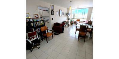 Apartamento en venta – Centro de Armenia, a media cuadra de la Plaza de Bolívar

Apartamento de 84 m², ubicado en un sexto piso con ascensor. Cuenta con 2 habitaciones, sala y comedor amplios, cocina, 2 baños y habitación de servicio con baño.

Se destaca por su excelente iluminación natural y su ubicación estratégica en el corazón de la ciudad, cerca a comercio, bancos, transporte y todos los servicios.

 No tiene parqueadero.

 Ideal para vivienda o inversión.
