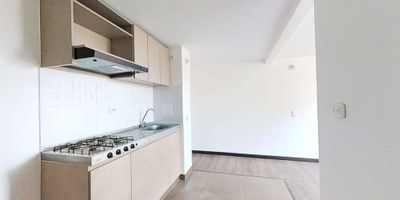 Apartamento en venta – listo para estrenar tu nuevo hogar

Este apartamento de 56m² con vista interior, ubicado en el 4° piso con acceso por ascensor, ofrece un espacio acogedor y funcional, ideal para quienes buscan comodidad y buena ubicación.

Cuenta con 3 habitaciones, 2 baños, sala-comedor, cocina integral y zona de lavandería. Sus acabados destacan por el piso laminado en habitaciones y zona social, que aporta calidez, y el cerámico en cocina y baños, que brinda practicidad y resistencia.

El conjunto residencial dispone de excelentes áreas comunes: salón comunal, zonas verdes, parque infantil, cancha múltiple, piscina y vigilancia privada 24/7, garantizando bienestar y seguridad para toda la familia.

Su ubicación estratégica lo conecta con lo mejor de la zona: centros comerciales Los Pinos y Alcaparros, supermercados Éxito, Olímpica y D1, colegios Infantes del Sosiego y Pedagógico Inglés, además de la Universidad UNIMINUTO Madrid, con cómodos accesos por la Carrera 22 y Calle 6 Sur.

Documentación al día y apto para financiación con todos los bancos.
Una opción ideal para quienes buscan inversión segura y un hogar con excelente proyección.

 

H
