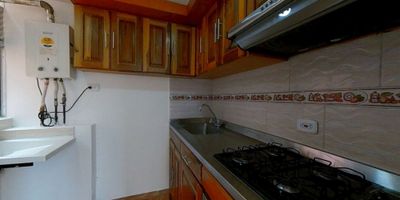 Apartamento en Venta – Las Brisas, La Felicidad

Área: 40 m² – quinto piso – Acceso por escaleras – Parqueadero comunal

Libre de gravamen – Aceptamos todos los bancos

Características del inmueble:


 
 3 habitaciones
 
 
 1 baño
 
 
 Sala comedor
 
 
 Cocina integral
 
 
 Zona de lavandería
 
 
 Piso cerámico en todas las áreas
 


Zonas comunes:


 
 Zonas verdes
 
 
 Zona de juegos infantiles
 
 
 Zona BBQ
 
 
 Vigilancia privada las 24 horas
 


Ubicación estratégica:

Cerca al Centro Comercial Hayuelos y Gran Estación.
Próximo a almacenes de cadena como Éxito, Ara y D1.
Cercano al colegio Gimnasio Nuevo Modelia y la Universidad Agustiniana.
Fácil acceso a paraderos del SITP.
Vías principales: Carrera 72D y Calle 22D.

Disponible, libre de gravamen, aceptamos financiación con cualquier banco.

Contáctame para más información o para agendar tu visita.

H
