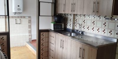 Casa en el barrio Terrazas esquinera de grandes dimensiones en sus cuatro habitaciones principales y una quinta de servicio al igual de sus 4 baños.  Tiene Cocina Tradicional, sala, comedor, balcón, terraza, garaje y patio grande con jardín.  Valor Negociable.