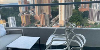 Arriendo apartamento en Sabaneta sectora doctora, cuenta con un área de 82 M2, 3 alcobas, principal con Vestier y baño, auxiliares con clósets, cocina integral, sala-comedor, balcón, zona de ropa, 1 parqueadero, 1 cuarto útil.Zonas comunes en construcción Cercano al centro comercial Aves María, parque principal, alcaldía