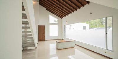 Casa en arriendo en unidad cerrada sector tranquilo, campestre y de poco flujo vehicular, cerca a restaurantes, hoteles, iglesias, parques y servicios complementarios del sector. Cuenta con 2 niveles, un área de lote de 242 m2, chimenea, sala,comedor, 3 alcobas con vestier y baño en la principal, baño social, cocina integral abierta tipo americano, zona de ropas, terraza y parqueaderos paralelos cubiertos. Conjunto cerrado con parques infantiles, zonas verdes, citófono y circuito cerrado de TV. inmuebles sujetos a verificacion de disponibilidad