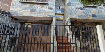 APARTAMENTO EN ALQUILER BARRIO DEPARTAMENTAL
Se arrienda apartamento con ubicación privilegiada en el sur de Cali, a solo media cuadra de la Autopista Sur con 46 y a cinco minutos del Centro Comercial Palmetto. Su localización estratégica te conecta de inmediato con restaurantes, clínicas, instituciones educativas y una variada oferta comercial.
El apartamento cuenta con 2 habitaciones, baño, sala-comedor, cocina, zona de oficios, terraza y parqueadero para moto, brindando espacios cómodos y funcionales, ideales para personas independientes, parejas o familias pequeñas.
Es la opción perfecta para quienes buscan vivir en un lugar con excelente ubicación y fácil conectividad con el resto de la ciudad.
¡Contáctame para agendar tu visita!