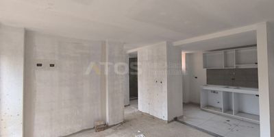 Atos Inmobiliaria vende apartaestudio para estrenar, con entrega aproximada en noviembre de 2026, totalmente terminado y con matrícula de agua, energía y gas. El inmueble consta de una habitación amplia, sala-comedor, cocina integral, balcón, zona de ropas y garaje cubierto, con excelente iluminación natural y una ubicación estratégica a pocos pasos de la Universidad de Boyacá, la Clínica Mediláser y cerca del sector comercial Los Muiscas. El edificio ofrece ascensor, salón social, zona BBQ y gimnasio. Su sistema estructural es aporticado, la fachada en ladrillo a la vista y vinilo sobre pañete, mampostería interna en bloque, cielorraso en drywall pintado con vinilo, pisos en madera laminada en zona social y alcoba, y en tableta cerámica de 40x40 o similar en cocina y baños. Los enchapes se realizan en la zona de ducha del baño y en el salpicadero de la cocina. Las puertas, closets y mueble de baño son en madera aglomerada, la carpintería metálica incluye ventanas en aluminio, la división de baño es en acrílico y la cocina cuenta con mueble alto y bajo en aglomerado, mesón en granito, poceta en acero inoxidable, horno, estufa y campana extractora, además de calentador de paso a gas. La pintura se aplica con estuco y tres manos de vinilo en todos los muros de división. Las imágenes mostradas son de referencia. Una gran oportunidad de inversión o el espacio ideal para tu nuevo hogar. ¡No esperes más y agenda tu cita con nosotros!