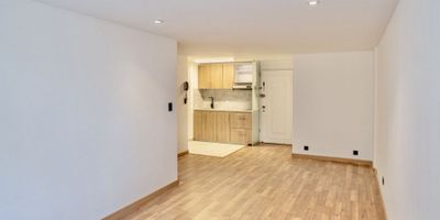 remodelado, area 50 mts, piso alto lateral, una habitacion independiente, un baño,  sala comedor,  cocina abierta, zona de lavanderia, no tiene parqueadero, ventaneria acústica. apts c-dos
