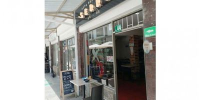 CODIGO:947FR4909: ¡Gran oportunidad para adquirir un local en una de las mejores zonas comerciales de Bogotá D.C.! Este local se encuentra en un edificio nuevo, con una construcción moderna y de alta calidad. Ubicado en una zona estratégica de la ciudad, rodeado de centros comerciales, parques, transporte público y una gran oferta de servicios y comercios.

Con un área total de 35.78 M2, este local cuenta con una excelente distribución y aprovechamiento del espacio. Su área construida, privada y de terreno son iguales, lo que garantiza un espacio funcional y completamente aprovechado. Además, cuenta con un baño completo, ofreciendo comodidad y privacidad tanto para los clientes como para el personal.

En su interior, este local cuenta con todos los servicios básicos para el funcionamiento de cualquier tipo de negocio: agua, electricidad y un suelo de cerámica o mármol, que brinda una apariencia elegante y fácil de limpiar. Además, cuenta con una cocina equipada y una cocina integral, lo que lo hace ideal para negocios que requieran preparar alimentos o bebidas.

Desde el punto de vista externo, este local se encuentra en una zona altamente comercial y de gran afluencia de público. Rodeado de centros comerciales y parques, garantiza una gran visibilidad y exposición a potenciales clientes. Además, se encuentra en una zona con fácil acceso al transporte público, lo que facilita la llegada de clientes y empleados.

Finalmente, cabe destacar que la seguridad no es un problema en esta zona. Además de ser una zona altamente vigilada, el edificio cuenta con vigilancia privada, proporcionando tranquilidad y protección para el negocio y sus empleados. Aprovecha esta oportunidad para establecer tu negocio en una de las zonas más dinámicas y comerciales de Bogotá D.C. ¡Contáctanos para conocer más detalles sobre este increíble local!
