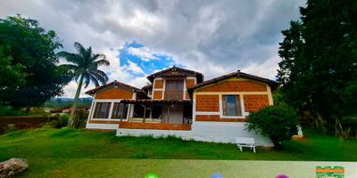 Código P782 02
Precio 2.280.000.000
Sector Envigado, La mina

Se vende casa en Envigado, La mina. cuenta salón comedor, barra, 5 habitaciones, 2 de ellas con closet, cuarto útil, cuarto de servicio, cocina integral con alacenas, zona de ropas, red de gas, patio, calentador a gas, 2 baños, balcón, piso en cerámica, parqueadero privado, zonas verdes y un área de 240 metros cuadrados