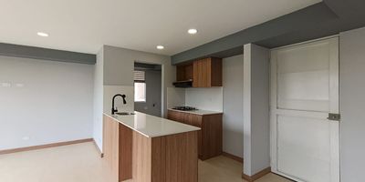 Este apartamento en arriendo para estrenar,  es la oportunidad que estabas esperando! Ubicado en una zona estrategica, cerca de supermercados, colegios, transporte publico y con facil acceso a las principales vias de la ciudad, combina comodidad y funcionalidad. Cuenta con espacios amplios, excelente iluminacion natural y un diseno moderno que te hara sentir en casa desde el primer momento. No dejes pasar esta oportunidad unica de vivir en una ubicacion privilegiada! Que esperas para contactarnos? Estamos listos para ayudarte a encontrar tu nuevo hogar
