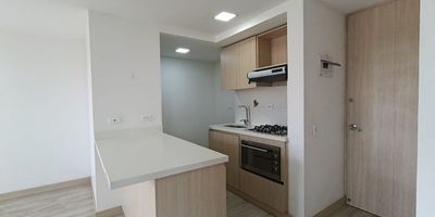 Este apartamento en arriendo,  es la oportunidad que estabas esperando! Ubicado en una zona estrategica, cerca de supermercados, colegios, transporte publico y con facil acceso a las principales vias de la ciudad, combina comodidad y funcionalidad. Cuenta con espacios amplios, excelente iluminacion natural y un diseno moderno que te hara sentir en casa desde el primer momento. No dejes pasar esta oportunidad unica de vivir en una ubicacion privilegiada! Que esperas para contactarnos? Estamos listos para ayudarte a encontrar tu nuevo hogar

