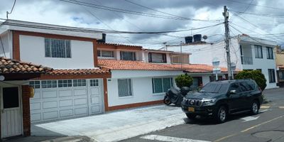 Magnífica casa de 2 niveles con 5 alcobas, 4 de ellas con baño privado, más baño social, cuarto y baño de servicio. Dispone de 2 estudios, 2 salas de estar, sala comedor independiente y chimenea, que brindan comodidad y elegancia en cada ambiente.
La cocina cuenta con estufa y calentador a gas. Sus acabados incluyen pisos en madera, mármol, cerámica y parquet, que combinan calidez y distinción. Goza de vista exterior, terraza, 2 garajes cubiertos, 4 descubiertos y 2 depósitos.
Área construida de 426 m² sobre un lote de 242 m², ubicada en zona estratégica cerca de zonas comerciales y vías principales.