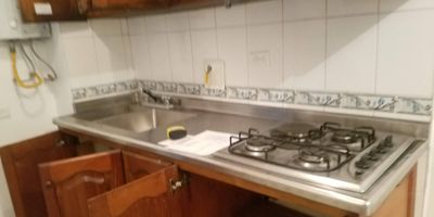 Inmueble ubicado cerca al primer parque de Laureles cuenta con red de gas y agua caliente, con fácil acceso a vías principales. Cuenta con rutas integradas del metro, estaciones encicla del metro y buen flujo de transporte público, cercano a centros recreativos culturales Estadio, C.C. Unicentro, Éxito de Laureles, Makro, Homecenter, cerca al área comercial del barrio Laureles La setenta y San Juan, a tres cuadras de la Universidad Pontificia Bolivariana, estaciones de gasolina, guarderías y colegios, no se aceptan perros, sin parqueadero.