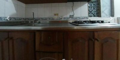 Inmueble ubicado cerca al primer parque de Laureles cuenta con, red de gas y agua caliente, con fácil acceso a vías principales. Cuenta con rutas integradas del metro, estaciones encicla del metro y buen flujo de transporte público, cercano a centros recreativos culturales Estadio, C.C. Unicentro, Exito de Laureles, Makro, Homecenter, cerca al área comercial del barrio Laureles La setenta y San Juan, a tres cuadras de la Universidad Pontificia Bolivariana, estaciones de gasolina, guarderías y colegios, no se aceptan perros, sin parqueadero.