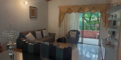 Este amplio apartamento de 117 metros cuadrados se encuentra ubicado en el sector La Doctora, Sabaneta (Ant), muy cerca de las universidades y en una zona con excelente acceso a transporte y servicios.
El apartamento principal está dividido en tres habitaciones, dos baños, tres clósets, sala-comedor, cocina integral, zona de ropas y balcón.
Adicionalmente, tiene un subnivel que cuenta con un apartamento independiente en obra gris, con espacio para una habitación, baño, cocina y sala-comedor, ideal para adecuar según tus necesidades o como opción de renta.
¡No dejes pasar esta oportunidad única! ¡Contáctanos al 3012021300 para programar una visita y descubrir más sobre esta increíble propiedad!