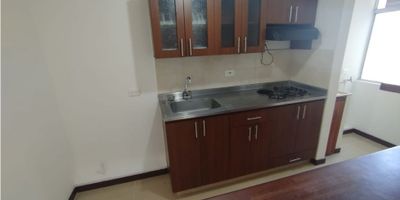 Apartamento en sector Madera de 68 mts2, 3 alcobas, 2 baños, cocina integral, sala comedor, zona de ropas, estudio, balcón y parqueadero cubierto.

La unidad cuenta con portería 24/7, zonas verdes, zona infantil, pista de skate, cancha sintética y placa deportiva, parqueadero de visitantes.