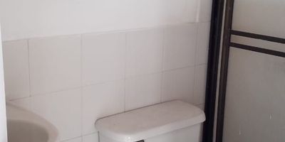 Inmueble ubicado cerca al primer parque de Laureles cuenta con, red de gas y agua caliente, con fácil acceso a vías principales. Cuenta con rutas integradas del metro, estaciones encicla del metro y buen flujo de transporte público, cercano a centros recreativos culturales Estadio, C.C. Unicentro, Exito de Laureles, Makro, Homecenter, cerca al área comercial del barrio Laureles La setenta y San Juan, a tres cuadras de la Universidad Pontificia Bolivariana, estaciones de gasolina, guarderías y colegios, no se aceptan perros, sin parqueadero