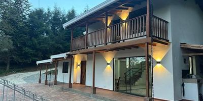 Arriendo hermosa casa finca en Santa Elena Estrato recién remodelada, cuenta con 3 alcobas opción de una 4 alcoba  la principal con estudio o vestier.Tiene Jacuzzi interno con vista, Amplias zonas verdes, zona muy tranquila cerca de una cascada y senderos públicos que atraviesan una zona de reserva que conecta con san ignacio y algunas de las fincas silleteras. Toda la casa cuenta con domótica  casa inteligente  y se puede controlar por comandos de voz con alexa o Siri las luces, alarma, portón principal  , calefacción, cámaras de seguridad y chapa de puerta ppal Cuenta con Perrera grande Gallinero Cuarto de herramientas, Despensa, Zona de ropas, Parqueadero para 12 carros Toda cercada y adicionalmente cuenta con cerca eléctrica interna para los perritos, Cámaras de seguridad Chapa puerta ppal acceso con huella, clave, llave o token A 2.200 metros del parque ppal de Santa elena sobre la vía ppal que conduce a rionegro. COD. 893-3439