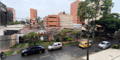VENDO APARTAMENTO PARA ESTRENAR EN BELEN ALAMEDA 
 $840.000.000 
 CODIGO 2899 
 - ALCOBA PRINCIPAL CON VESTIER, BAÑO CABINADO Y PATIO 
 - ALCOBA AUXILIAR CON VESTIER Y BAÑO CABINADO 
 - SEGUNDA ALCOBA AUXILIAR CON CLOSET 
 - BAÑO SOCIAL CABINADO 
 - AMPLIA SALA COMEDOR 
 - COCINA INTEGRAL CON ISLA 
 - ESPACIO PARA NEVECON 
 - ZONA DE ROPAS CON ESPACIO PARA LAVADORA Y SECADORA 
 - BALCON 
 - ESPACIO DE CUARTO UTIL EN EL BALCON 
 - PISO EN PORCELANATO GRAN FORMATO 
 - SEGUNDO PISO 
 - PARQUEADERO CUBIERTO PARA CARRO CON CONTROL 
 - EDIFICIO CON VIDEO PORTERIA Y CITOFONO, ASCENSOR Y SHUT DE BASURAS 
 - POSIBILIDAD DE COMPRAR UN SEGUNDO PARQUEADERO 
 - CERCA A LA AV BOLIVARIANA, PARQUE DE BELEN, CENTRO COMERCIAL UNICENTRO, BULERIAS Y UNIVERSIDAD UPB 

