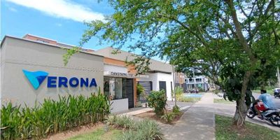 CASA EN VENTA EN JAMUNDÍ, SECTOR ALFAGUARA, CR. VERONA, 80 M2, completamente terminada, tres niveles distribuidos así, Primer nivel: Garaje en la entrada, Sala, comedor, baño social, cocina integral, patio terminado y cerrado con teja traslúcida. Segundo nivel: Dos habitaciones con clóset, baño de alcobas. Tercer nivel: Estudio, habitación principal con vestier y baño privado. La unidad cuenta con piscina para niños y adultos, cancha múltiple, salón social, parqueadero para visitantes. A escasos metros del centro comercial Alfaguara, cerca de estación de servicios para vehículos, zonas verdes y parques cercanos, ampliación a dos carriles de la calle 2, vías de acceso como la Av. Sachamate y la Av. Cañas Gordas. Transporte público cercano.
