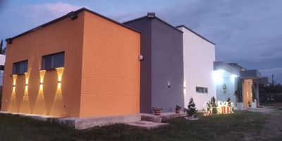 Exclusiva Casa Campestre en Cerritos

Vive la tranquilidad y el lujo en esta espectacular propiedad ubicada en una de las zonas más apetecidas del Eje Cafetero.

Características principales:

Lote de 2.000 m² en parcelación, con espacio perfecto para construir la piscina de tus sueños.

Casa de 300 m² construidos, con diseño funcional y acabados modernos.

4 amplias habitaciones llenas de luz natural.

4 baños elegantes y cómodos.

Entorno natural, seguro y rodeado de exclusividad.

Ideal para quienes buscan privacidad, naturaleza y un hogar que combine elegancia con comodidad.

No dejes pasar esta oportunidad única! Agenda tu visita hoy mismo y descubre por qué Cerritos es el lugar perfecto para vivir e invertir.

Celular 3153727168
