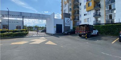 Apartamento ubicado en Unidad Cerrada barrió Sachamate, en la ciudad de Jamundí, con 60 mts2, piso 3, con vista externa, la unidad consta de:

3 habitaciones, habitación principal con baño y closet.

Sala comedor amplio.

Baño social.

Cocina semi integral.

Balcón. 

Zona de Oficios independiente.

Parqueadero propio descubierto.

Estrato 4.

La Unidad cuenta con:

2 parque Infantil.

Piscina para niños y adultos. (jacuzzi)

Gimnasio dotado.

Casa de muñecas.

Zona de ejercicios.

Cancha de usos múltiples.

Zona BBQ.

Salón social.

Vigilancia Privada.


KB
