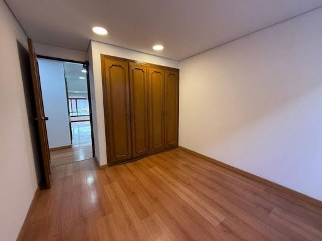 Apartamento de 3 alcobas en venta en Los Rosales, Bogotá, 170 m² · foto 13 de 20