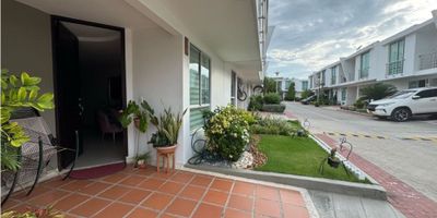 Estupenda casa de conjunto en venta, en el residencial sector de Villa Campestre, Barranquilla. Sector cerca de universidades, colegios y supermercados en el norte de la ciudad. El conjunto posee piscina, salón social, bbq, parqueaderos de visitantes y vigilancia privada permanente. La casa es de dos plantas con patio y sala de tv.

Esta casa es muy fresca porque está ubicada en lado sombra, posee sala comedor amplia, con un espacio pequeño para biblioteca, baño social, cocina abierta, patio social y área de labores. En la segunda planta se encuentra la alcoba principal con closet y baño interno, las dos alcobas cuentan con un baño compartido y un espacio para sala de tv o estudio con balcón mirando hacia la parte interna del conjunto. Esta casa es especial por  su amplitud y sus servicios de energía económicos, ya que se encuentra en estrato tres de Puerto Colombia. No esperes más y llámame para agendar tu visita. Las visitas deben ser programadas con cita previa para mejor atención.
