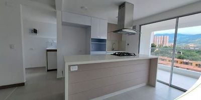 472-4241 Conaltura Inmobiliaria ofrece apartamento en Venta en Itagui barrio Suramerica, cuenta con sala comedor, 2 alcobas, 2 baños cabinados, closet, vestier, estudio, balcon, zona de ropas, iluminacion led, cocina tipo americano, horno electrico, estufa, pisos en madera laminada, porcelanato, 2 parqueaderos cubiertos, 2 cuartos utiles. Ubicado en conjunto cerrado con 2 ascensores, circuito cerrado, porteria vigilancia 24h, gimnasio, salon social, shut de basuras, turco, solarium, parqueadero de visitantes, se permiten mascotas, vista panoramica, zonas verdes, zona de fumadores, transporte publico cercano. Cerca al mall Suramerica, parroquia  Beata Teresa de Calcuta. 