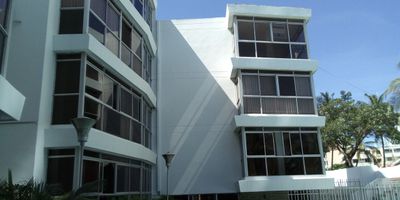 Bienvenido a tu nuevo hogar en Altos de Riomar. Este hermoso apartamento de 121 metros cuadrados, ubicado en el cuarto piso, te ofrece todo lo que necesitas para vivir cómodamente. Disfruta de una amplia sala de estar, una cocina funcional, dos habitaciones con sus baños, y mucho más. Además, el edificio cuenta con una espectacular piscina y parqueadero doble. Tenemos video portero para para un acceso con mas facilidad y seguridad. Contáctanos hoy mismo y agenda una visita