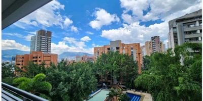 Apartamento en milla de oro con un área de 220 mts2 en Exclusivo edificio en sitio estratégico, en piso medio , lugar tranquilo que permite desplazarse a cualquier lugar con gran facilidad llegar a buscar servicios de Bancos y restaurantes
Cuenta con :4  Habitaciones,4 Baños,2 Parqueaderos,sala de estar,2 balcones cocina integral ,vista panorámica ,piscina,zonas verdes.habitacion de servicio. 2 cuartos utiles. 
