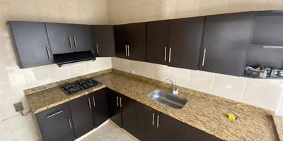 SE ARRIENDA ESPECTACULAR CASA. 
3habitaciones cada una con su baño privado   un baño de visitas para un total de 4 baños.
Sala amplia, estudio.
cocina moderna.
Zona de ropa   patio.
ubicada en barrio la victoria.
