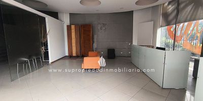 Local, arriendo, Aves María, Sabaneta.
Este amplio local sin amoblar de 600 m² se adapta a múltiples tipos de negocio, ya que maneja IVA y permite destinaciones como oficinas, supermercados, farmacias, consultorios y mucho más. Distribuido en 2 niveles, cuenta con 6 baños, cocineta, balcón, terraza y patio, además de aire acondicionado y zona de descarga que facilitan la operación comercial. Dispone de un parqueadero privado con capacidad para 15 vehículos, parqueadero de visitantes. Ideal para logística y recepción de mercancía. Su diseño moderno con pisos en cerámica garantiza practicidad y resistencia. Se encuentra en un sector estratégico, cercano a importantes vías como la Avenida El Poblado y Las Vegas, con facilidad de acceso al Centro Comercial Aves María, supermercados, entidades de tránsito y el parque principal de Sabaneta, lo que asegura alta visibilidad y flujo constante de clientes. Una oportunidad única para potenciar tu negocio. ¡Contáctanos ahora y agenda tu visita!