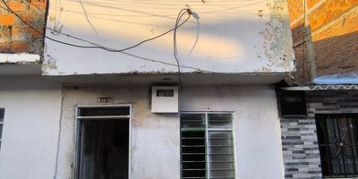 Vendo Casa pequeña en el Barrio La Isla Norte de Cali
Area lote 20 mts 
Frente 3.5 mts fondo 6 mts 
2 pisos Unifamiliar 
Consta: primer piso: sala comedor, cocina.
Segundo piso: habitacion y baño
Tercer piso: zona de oficio.

Valor de venta: 70 millones negociables